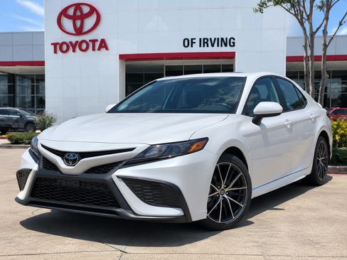 Used 2024 Toyota Camry SE FWD image 1