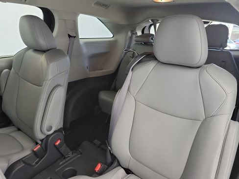 Used 2024 Toyota Sienna XLE FWD image 13