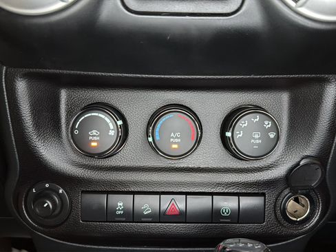 Used 2018 Jeep Wrangler Unlimited Rubicon w/ Connectivity Group AWD/4WD image 27