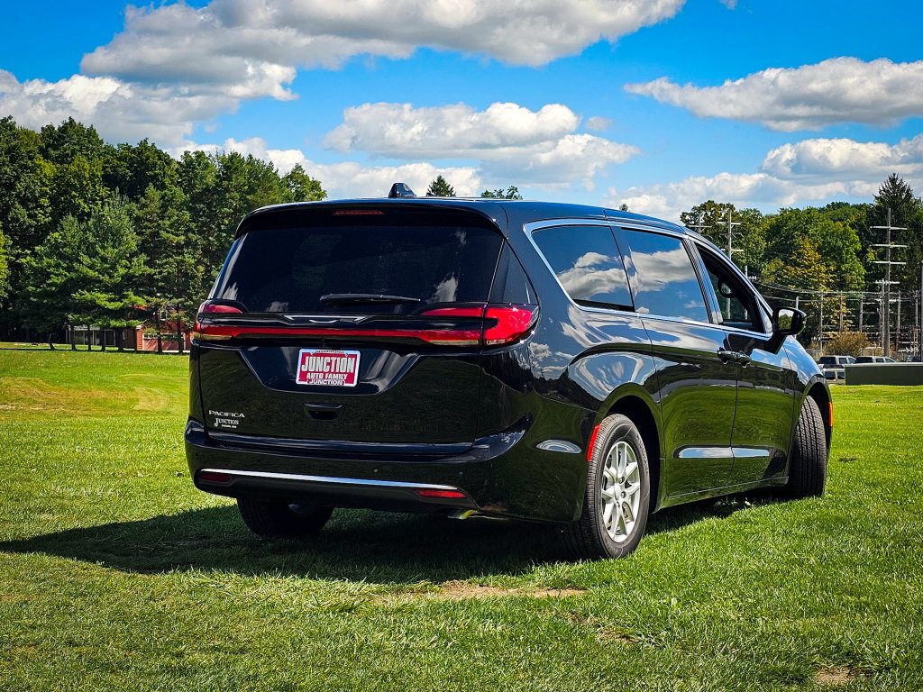 New 2027 Chrysler Pacifica Select FWD image 3