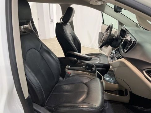 Used 2022 Chrysler Pacifica Touring-L image 18