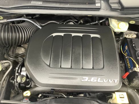 Used 2015 Chrysler Town & Country Touring image 9