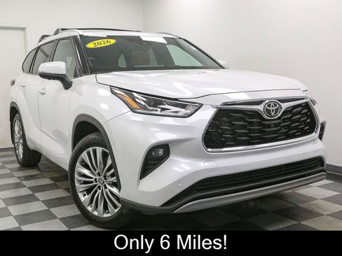Used 2026 Toyota Highlander Platinum AWD/4WD image 3