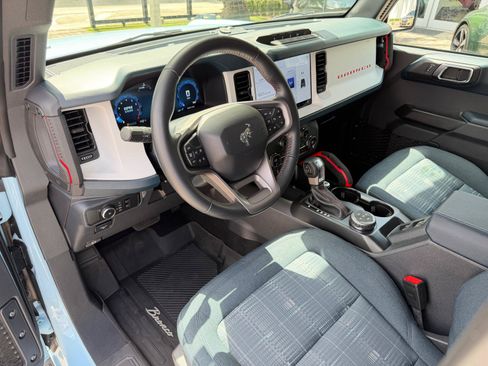 Used 2025 Ford Bronco Heritage Edition AWD/4WD image 31