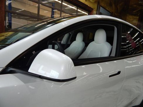 Used 2022 Tesla Model Y Long Range image 12