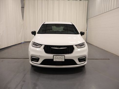 Used 2025 Chrysler Pacifica Select image 3