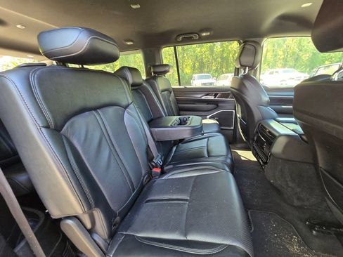Used 2024 Jeep Wagoneer L Series II w/ Flexible Seating Group AWD/4WD image 17