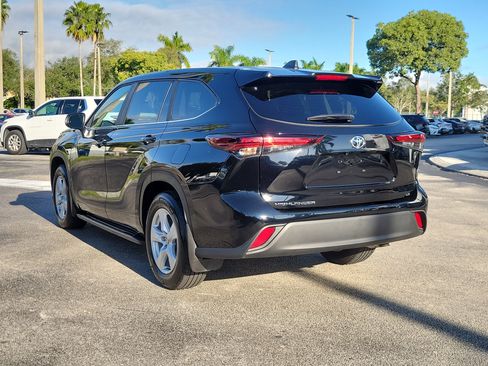 Used 2025 Toyota Highlander LE image 6