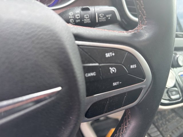 Used 2018 Chrysler Pacifica Touring-L FWD image 17