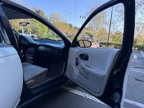 Used 1998 Saturn S-Series SL1 image 31