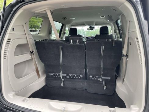 Used 2022 Chrysler Pacifica Touring-L FWD image 11