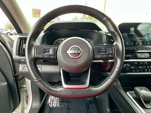 Used 2023 Nissan Pathfinder SL image 12
