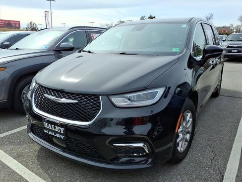 Used 2024 Chrysler Pacifica Touring-L image 2