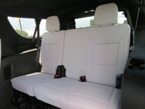 Used 2025 Chevrolet Suburban Premier AWD/4WD image 14