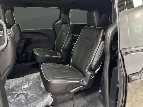 New 2026 Chrysler Pacifica Limited w/ S Appearance Package image 30