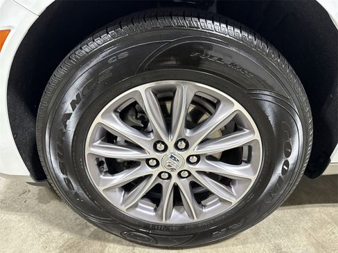 Used 2023 Buick Enclave Essence image 25