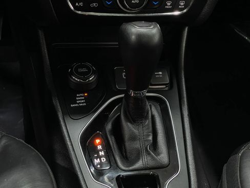 Used 2021 Jeep Cherokee Limited image 29