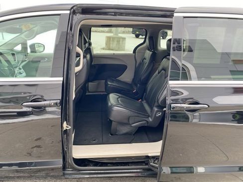 Used 2024 Chrysler Pacifica Touring-L FWD image 23
