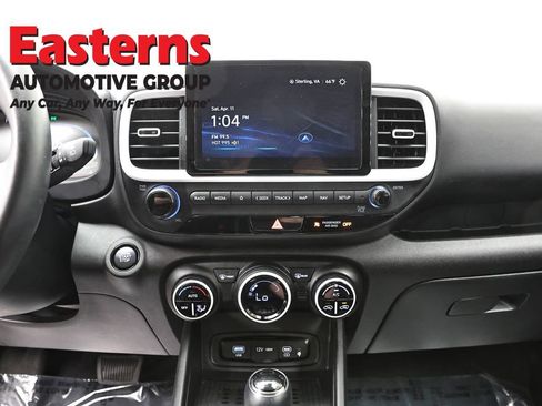 Used 2025 Hyundai Venue Limited image 12