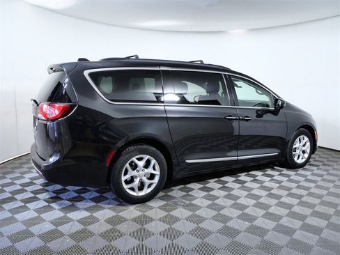 Used 2017 Chrysler Pacifica Touring-L w/ Tire & Wheel Group image 9