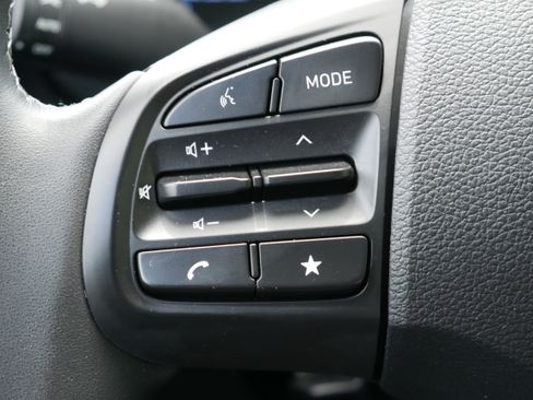 Used 2025 Hyundai Venue SEL FWD image 25