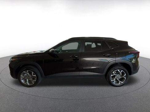 Used 2025 Chevrolet Trax LT FWD image 9