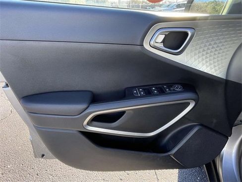 Used 2023 Kia Soul LX w/ LX Technology Package image 14