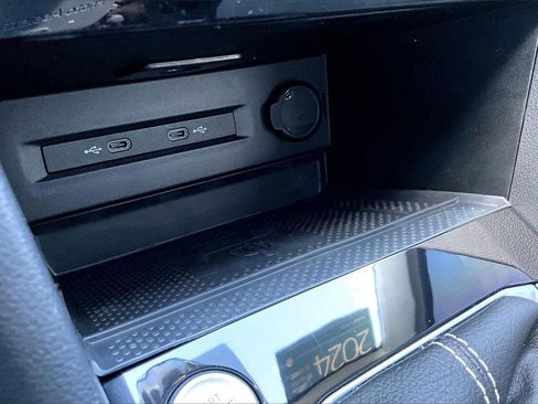 Certified 2024 Volkswagen Taos SE image 28