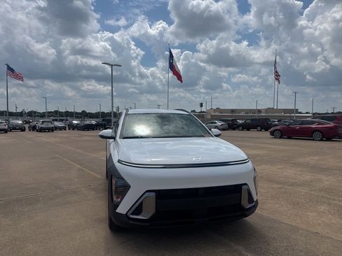 Used 2025 Hyundai Kona SEL FWD image 3
