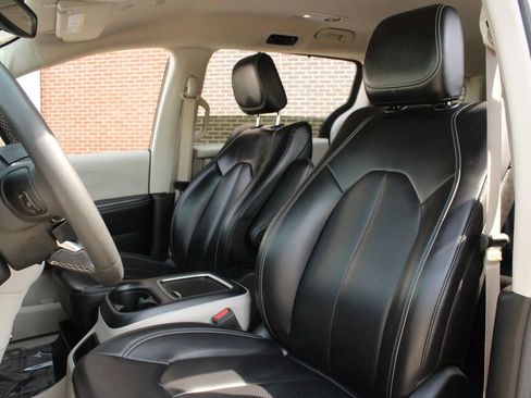 Used 2023 Chrysler Pacifica Touring-L FWD image 11