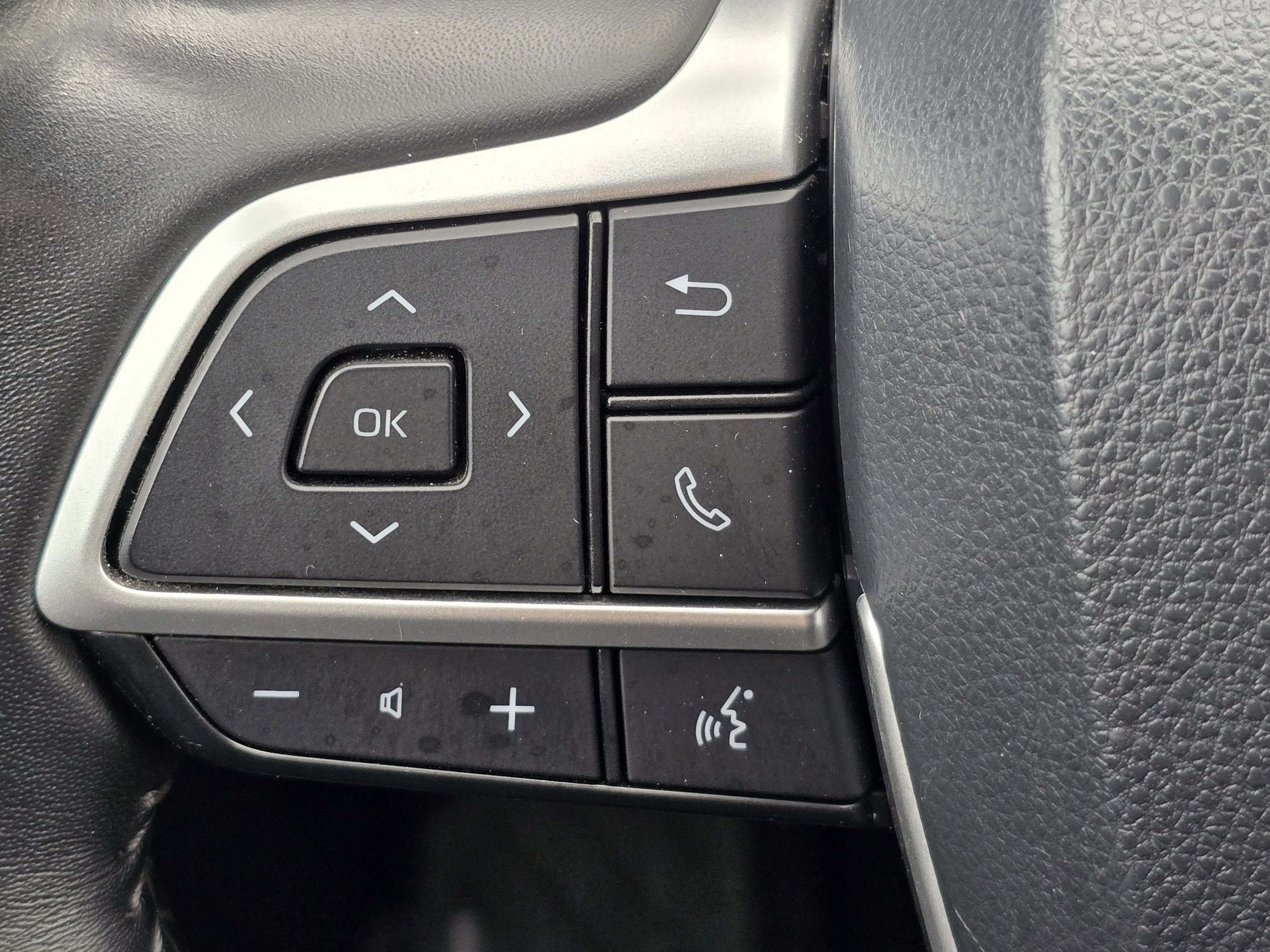 Used 2024 Toyota Highlander LE AWD/4WD image 14