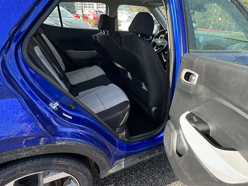 Used 2023 Hyundai Venue SEL image 21