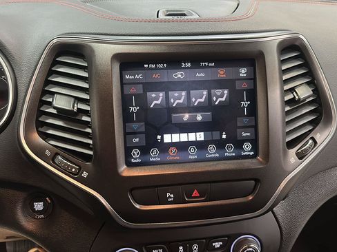 Used 2019 Jeep Cherokee Trailhawk w/ Cold Weather Group AWD/4WD image 22
