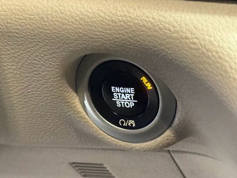 Used 2020 Chrysler Pacifica Limited FWD image 36