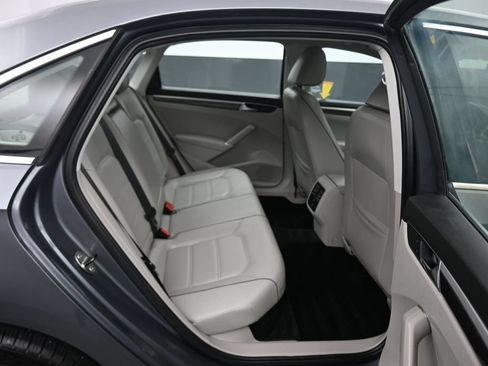 Used 2017 Volkswagen Passat 1.8T SE FWD image 37