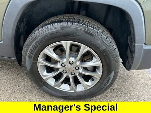 Used 2019 Jeep Cherokee Latitude Plus AWD/4WD image 51