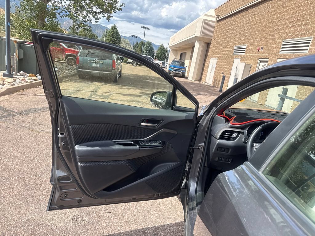 Used 2019 Toyota C-HR XLE FWD image 11