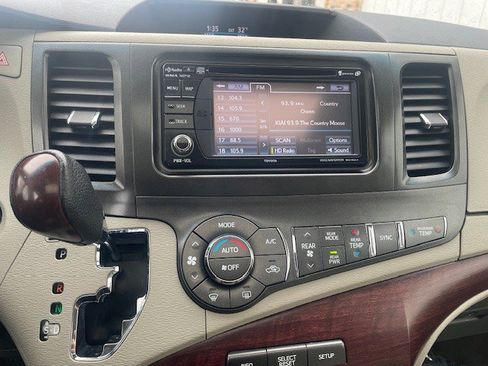 Used 2013 Toyota Sienna XLE image 12