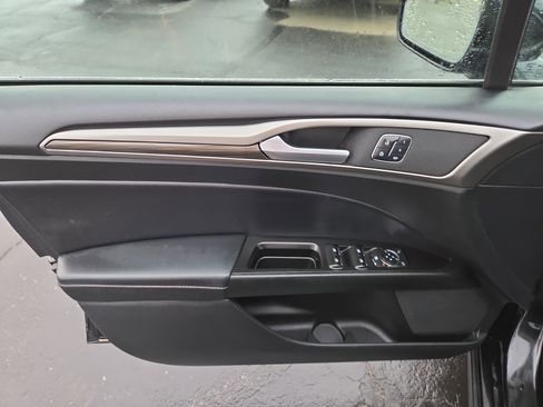 Used 2017 Ford Fusion SE w/ Fusion SE Technology Package image 11