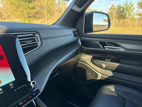 Used 2024 Jeep Wagoneer Series II w/ Flexible Seating Group image 23