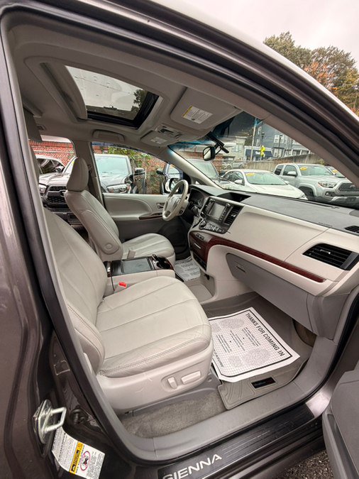 Used 2013 Toyota Sienna XLE w/ Premium Pkg AWD/4WD image 15