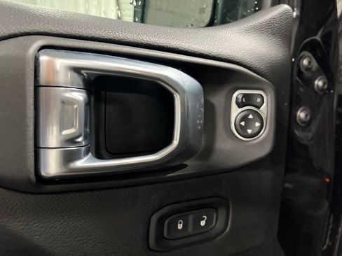 Used 2025 Jeep Wrangler Unlimited Sahara AWD/4WD image 33