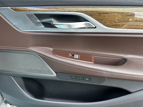 Used 2019 BMW 750i w/ M Sport Package image 18