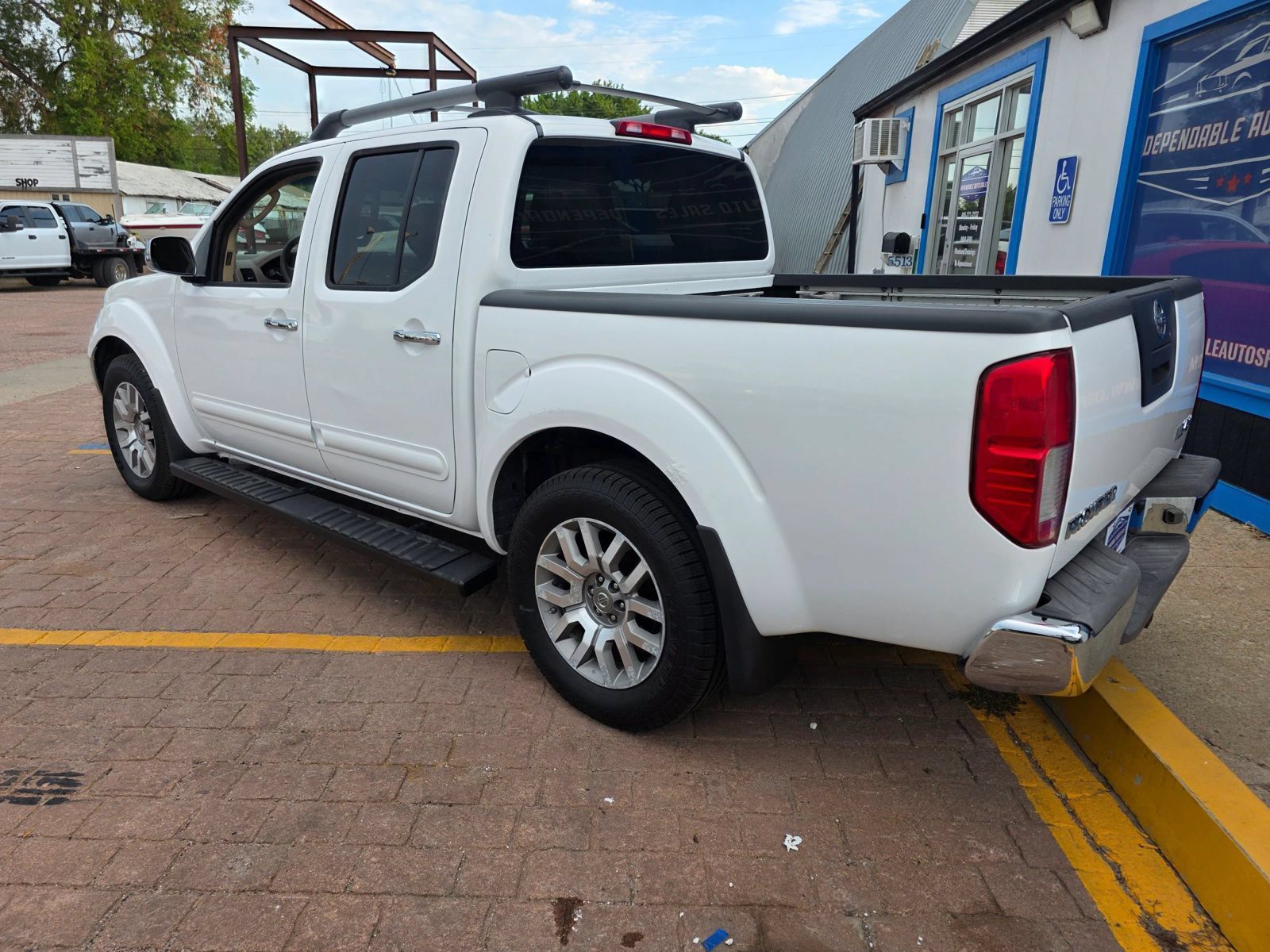 Used 2009 Nissan Frontier LE w/ LE Value Truck Pkg AWD/4WD image 7