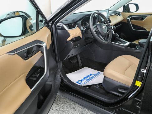 Used 2022 Toyota RAV4 LE AWD/4WD image 3