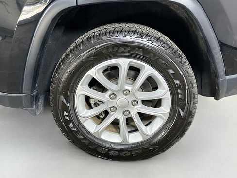 Used 2021 Jeep Grand Cherokee Laredo X image 8