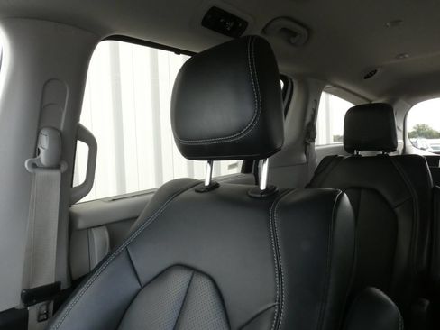 Used 2024 Chrysler Pacifica Touring-L FWD image 29
