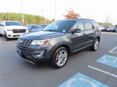 Used 2017 Ford Explorer XLT w/ Equipment Group 202A image 3