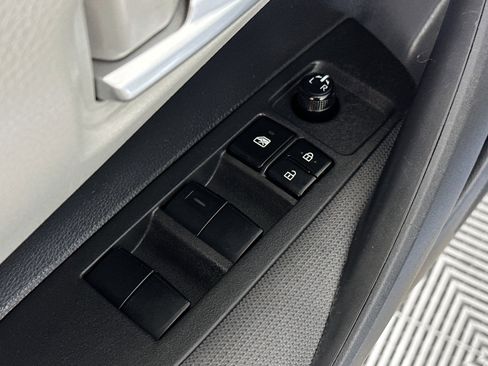 Used 2020 Toyota Corolla LE FWD image 17