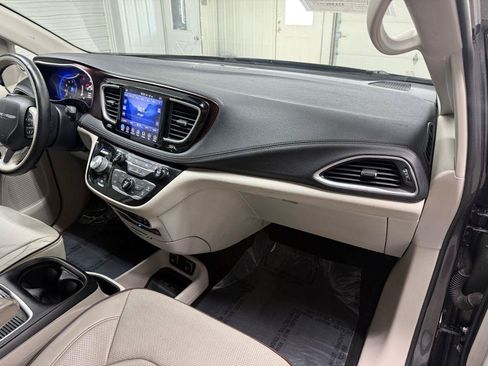 Used 2017 Chrysler Pacifica Limited FWD image 44